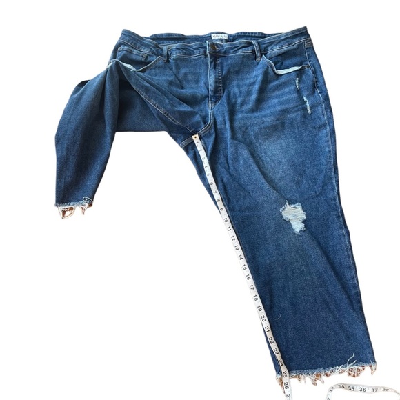Ava & Viv Distress Cropped Jean Size: 26W - Picture 10 of 13